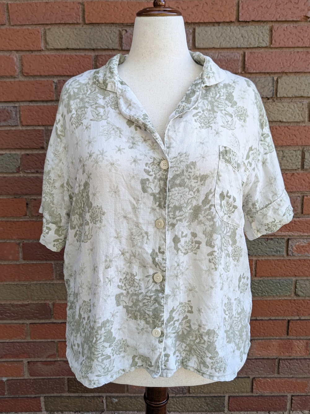 Desmond & Dempsey Women's Short-Sleeve Button-Down Floral Linen Top — Light Sage